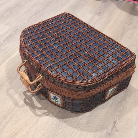 Vintage Wicker Picnic Basket Brown and Blue - Picture 4 of 9